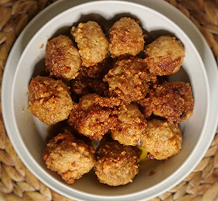 Hai mai provato le nostre polpette di vitello con impanatura adatta anche agli intolleranti al glutine? Si fanno rosolare pochi minuti in padella, si aggiunge il pomodoro e si lasciano cuocere per 20 minuti!