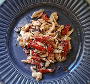 Spadellata di pollo con pomodori secchi e olive: si cucinana in padella per 5 minuti ed è ottima per un pasto veloce ma sano, o anche da portare in ufficio