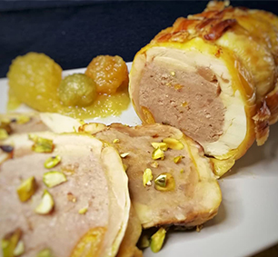 faraona disossata con pistacchi e mostarda! Si cucina in forno per un paio di ore a 180°